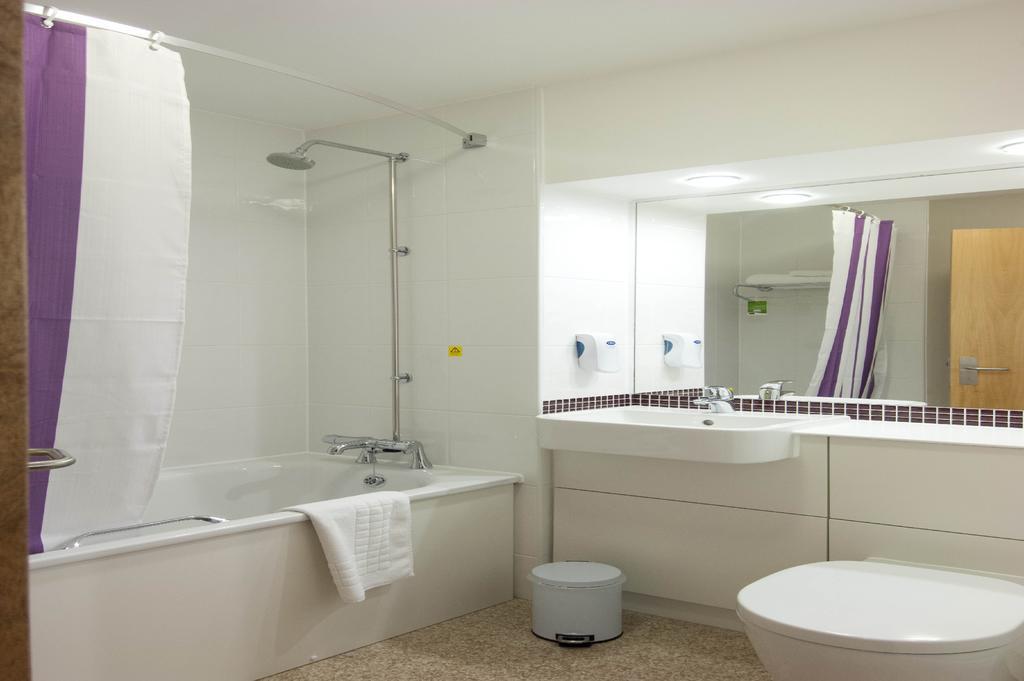 Premier Inn Horsham Bagian luar foto