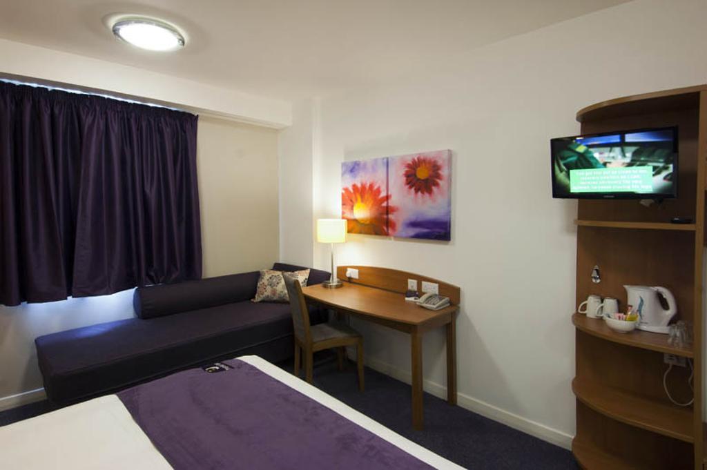 Premier Inn Horsham Bagian luar foto