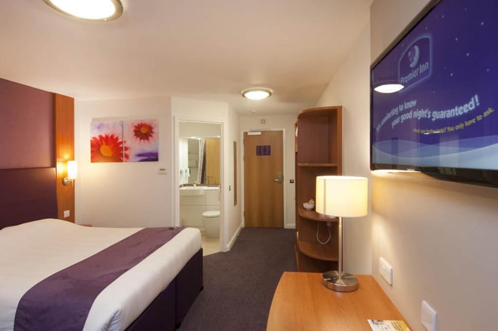 Premier Inn Horsham Bagian luar foto