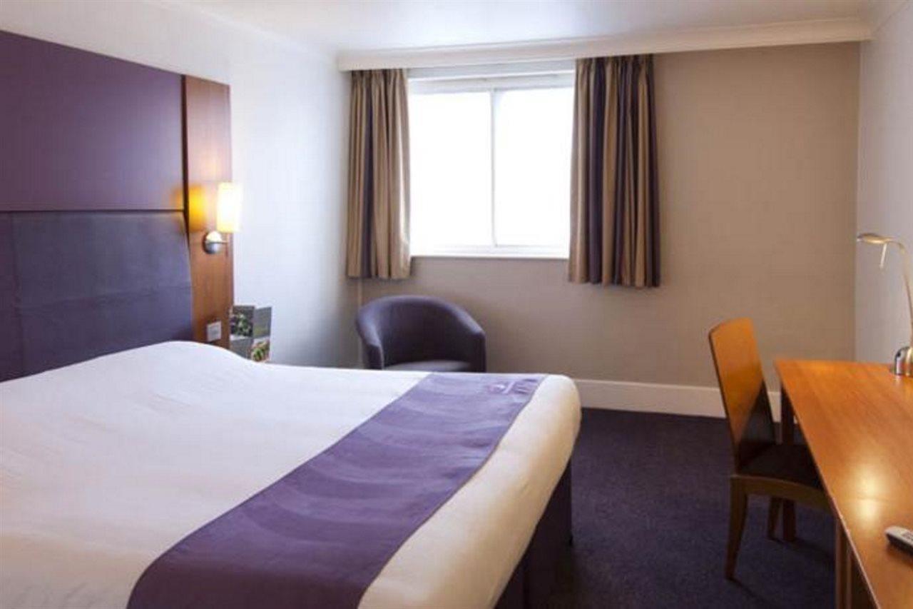 Premier Inn Horsham Bagian luar foto