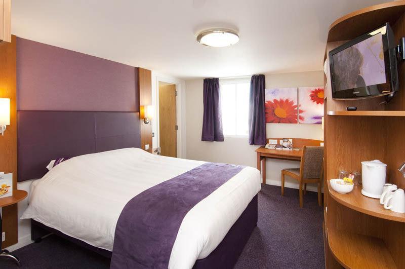 Premier Inn Horsham Bagian luar foto